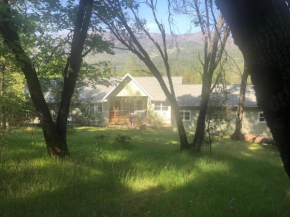 Yosemite Bass Lake-Creek Hikers Ranch Home